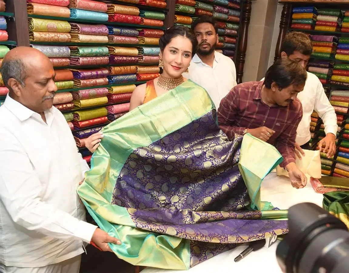 TELUGU ACTRESS RASHI KHANNA INAUGURATES CMR SHOPPING MALL 5